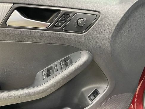 Used 2017 Volkswagen Jetta SE image 11