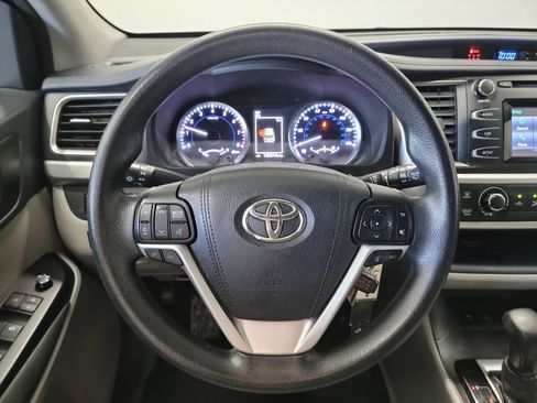 Used 2017 Toyota Highlander LE FWD image 17