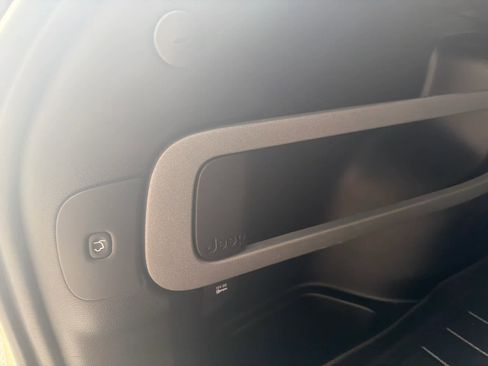 Used 2018 Jeep Cherokee Overland image 11