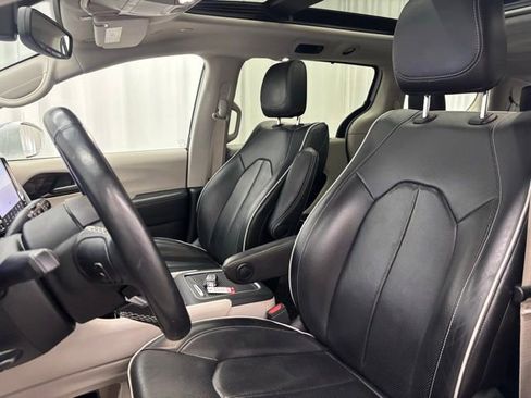 Used 2022 Chrysler Pacifica Limited image 5