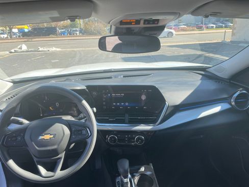 Used 2025 Chevrolet Trax LT image 33