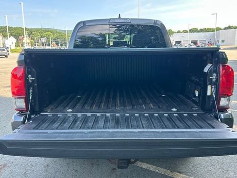 Used 2018 Toyota Tacoma TRD Sport AWD/4WD image 19