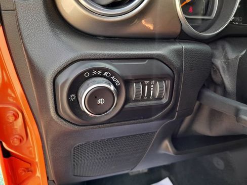 Used 2018 Jeep Wrangler Unlimited Sahara w/ Cold Weather Group AWD/4WD image 18