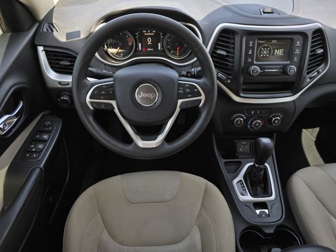Used 2016 Jeep Cherokee Sport FWD image 27