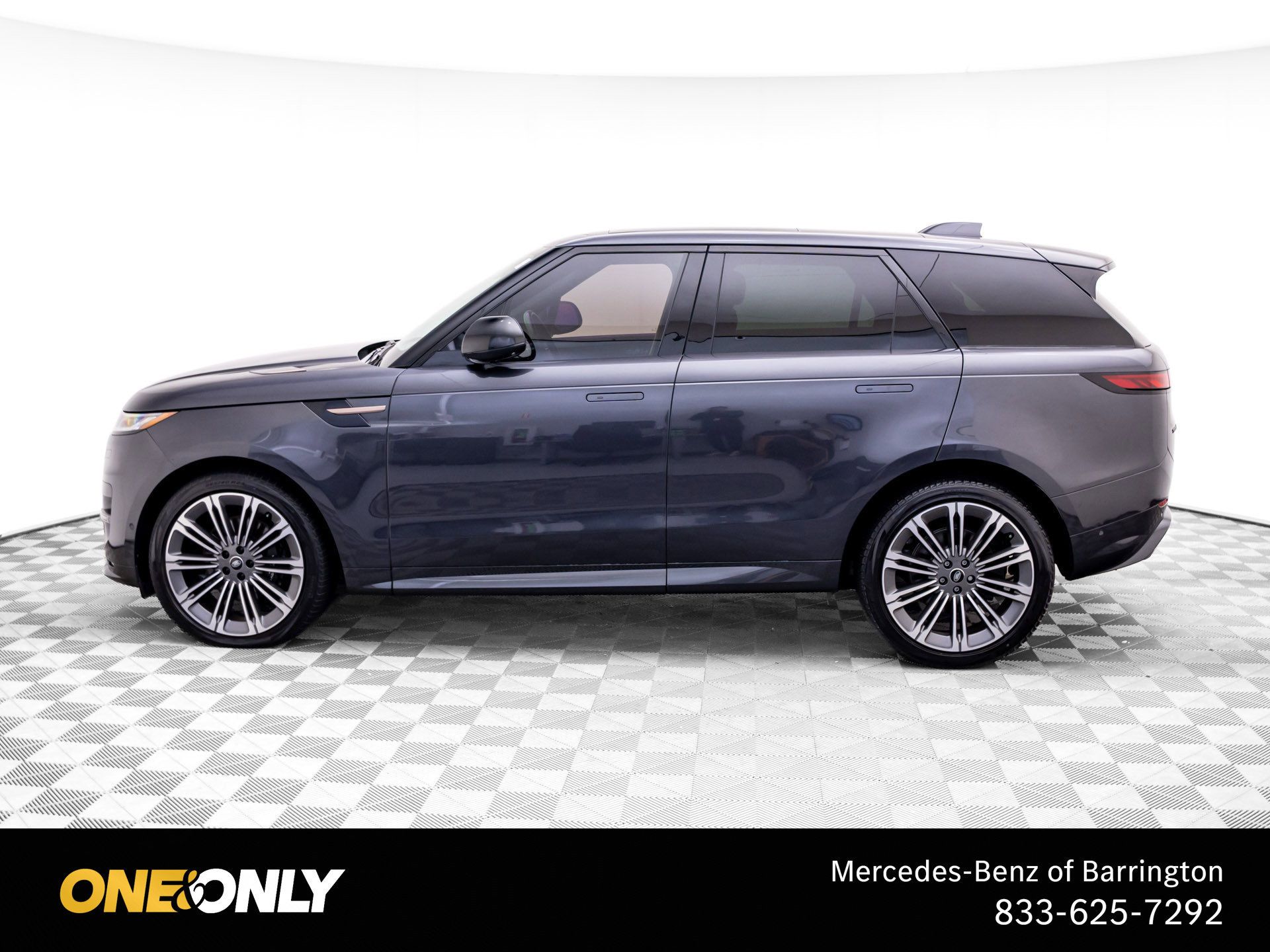 Used 2024 Land Rover Range Rover Sport Dynamic SE AWD/4WD image 2