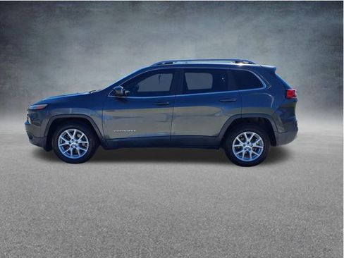 Used 2017 Jeep Cherokee Latitude FWD image 5