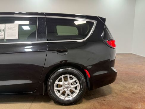 Used 2024 Chrysler Pacifica Touring-L FWD image 35