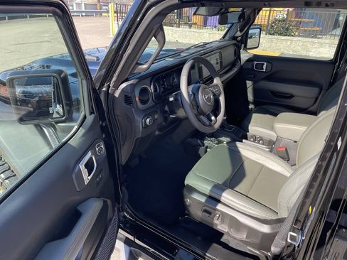 Certified 2025 Jeep Gladiator Mojave w/ Convenience Group AWD/4WD image 14