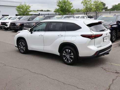 Used 2024 Toyota Highlander XLE AWD/4WD image 8