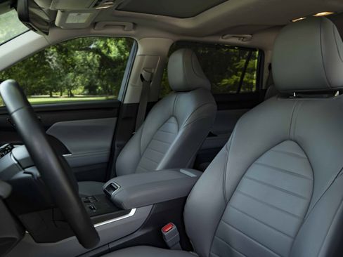 Used 2024 Toyota Highlander XLE FWD image 17