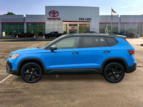 Used 2025 Volkswagen Taos SE AWD/4WD image 2
