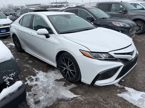 Used 2024 Toyota Camry SE image 19