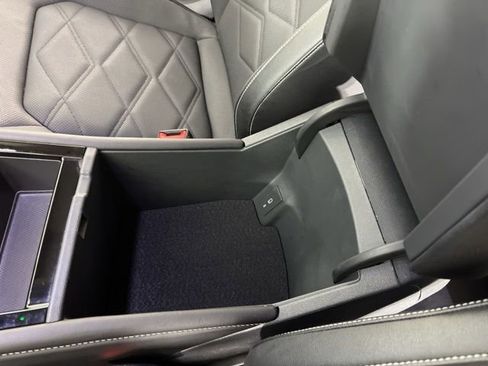 Used 2025 Volkswagen Atlas SE image 28