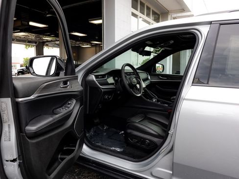 Used 2025 Jeep Grand Cherokee L Limited w/ Luxury Tech Group II AWD/4WD image 30