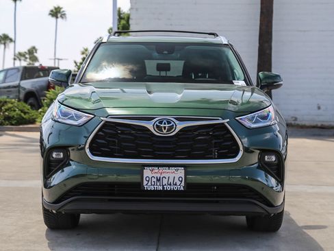 Used 2023 Toyota Highlander Limited FWD image 2
