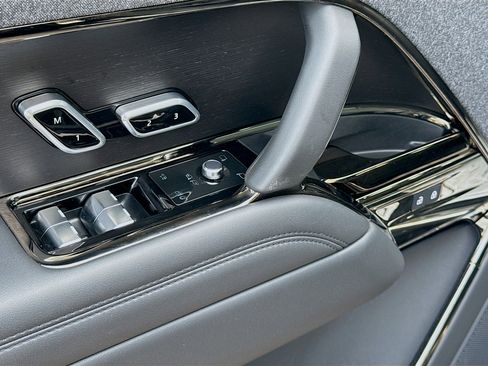 Used 2025 Land Rover Range Rover Sport image 22