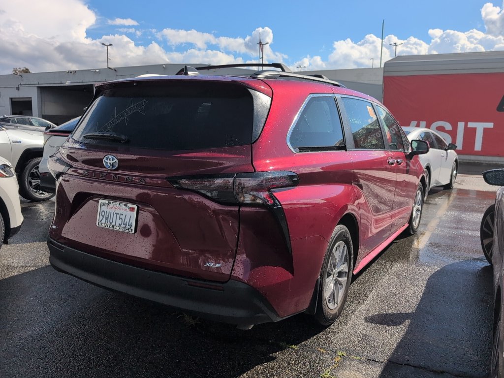 Used 2025 Toyota Sienna XLE w/ XLE Plus Package FWD image 3