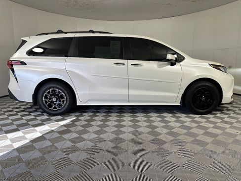 Used 2021 Toyota Sienna XLE image 7