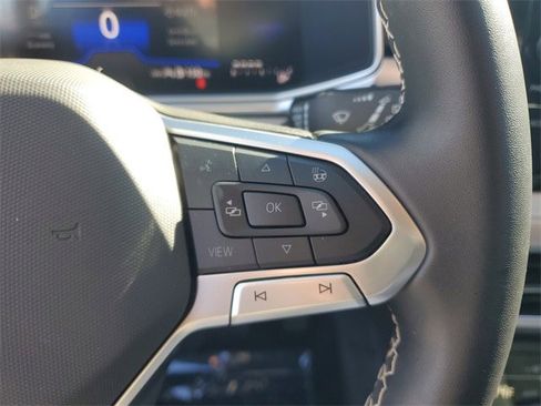 Certified 2025 Volkswagen Taos SE image 20
