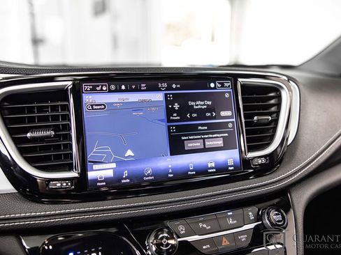 Used 2025 Chrysler Pacifica Limited FWD image 28