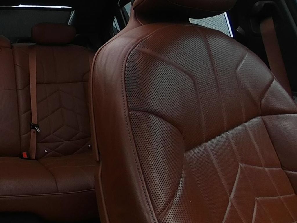 Used 2023 BMW 760i xDrive AWD/4WD image 32