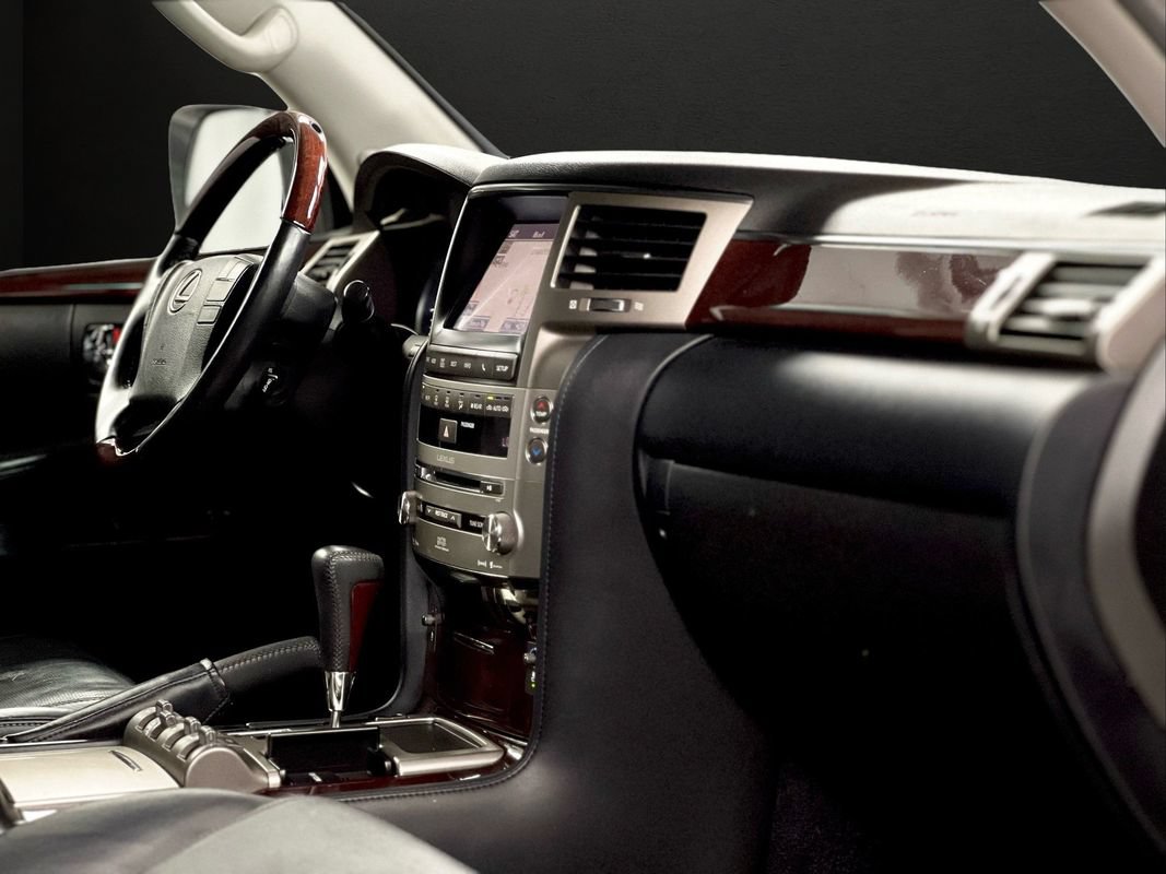 Used 2015 Lexus LX 570 4WD w/ Luxury Package image 21