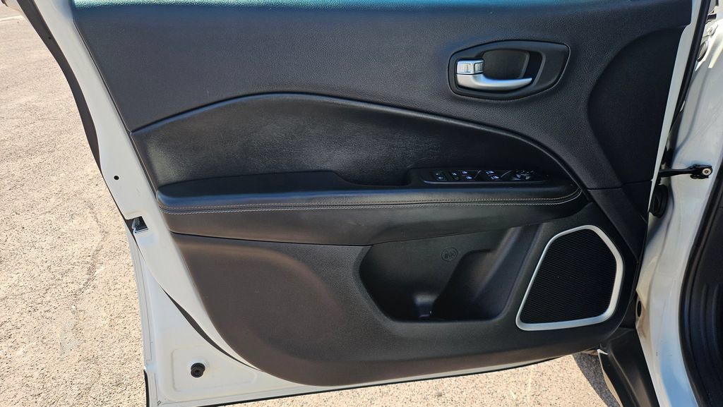 Used 2017 Jeep Compass Latitude w/ Popular Equipment Group AWD/4WD image 27