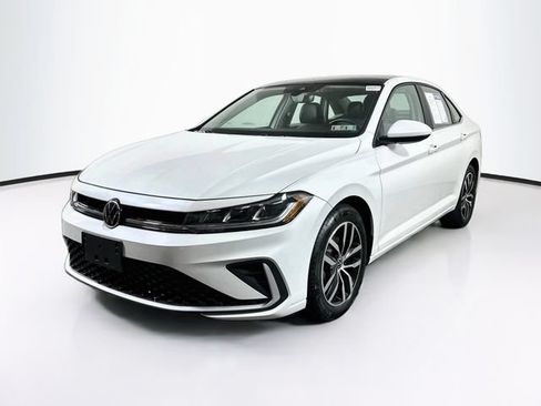 Used 2025 Volkswagen Jetta SE w/ Sunroof Package FWD image 4