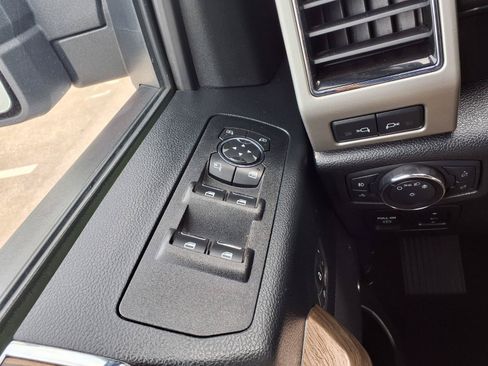 Used 2019 Ford F150 Lariat w/ Equipment Group 502A Luxury AWD/4WD image 10