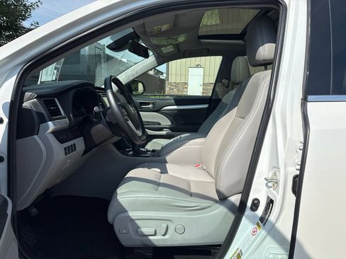 Used 2019 Toyota Highlander XLE AWD/4WD image 12