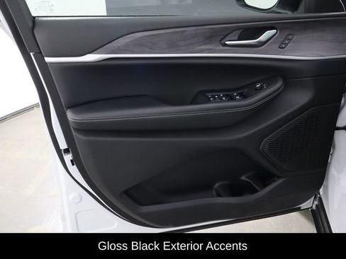 Used 2023 Jeep Grand Cherokee Limited w/ Black Appearance Package AWD/4WD image 13