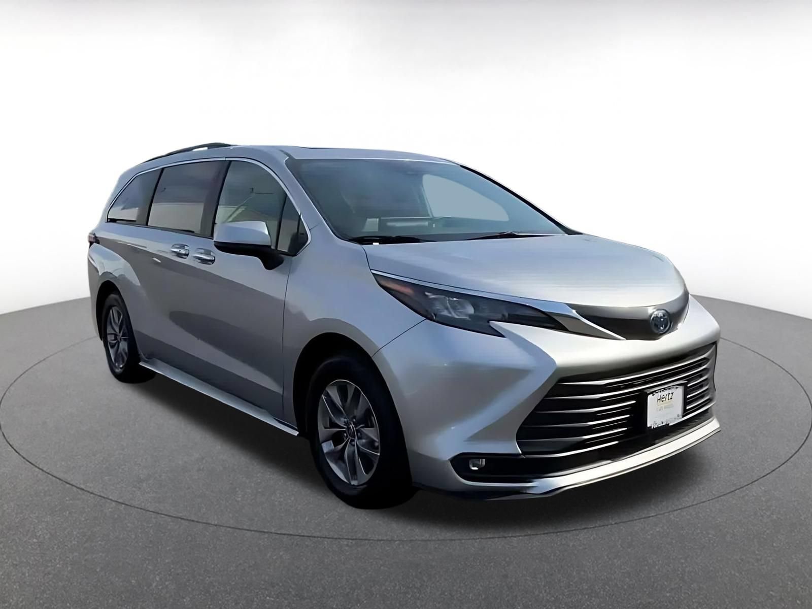Used 2025 Toyota Sienna XLE FWD image 2