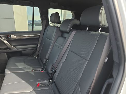 Used 2023 Lexus GX 460 Luxury w/ Accessory Package image 9
