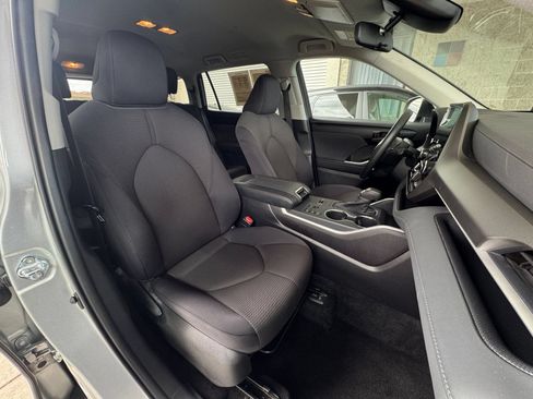 Used 2025 Toyota Highlander LE FWD image 34