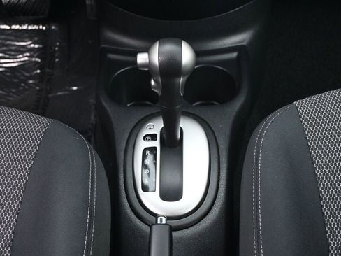 Used 2014 Nissan Versa SV image 9