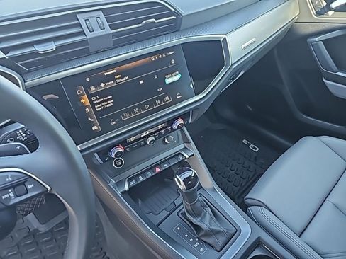 Used 2025 Audi Q3 2.0T Premium image 15