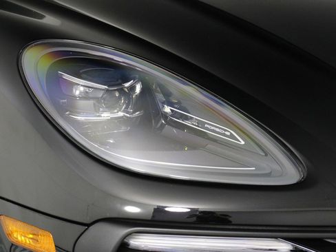 Certified 2026 Porsche Macan AWD/4WD image 28