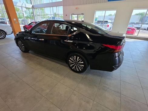 Used 2025 Nissan Altima 2.5 SV FWD image 14