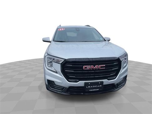 Used 2022 GMC Terrain SLE w/ Driver Convenience Package image 3