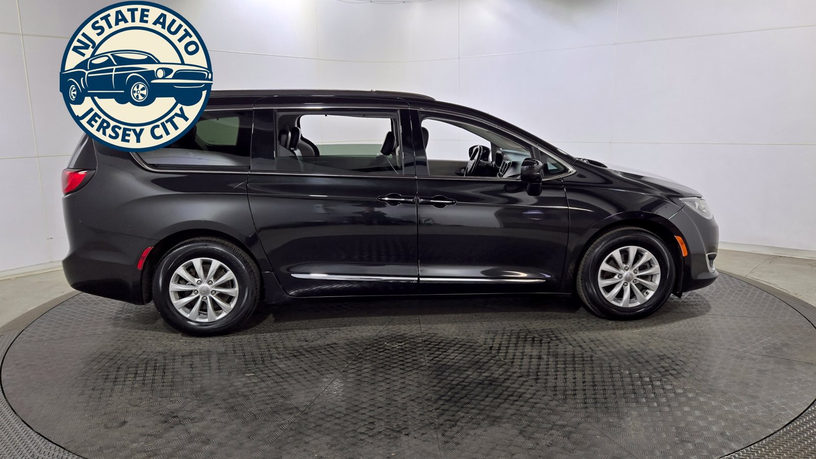 Used 2019 Chrysler Pacifica Touring-L FWD image 8
