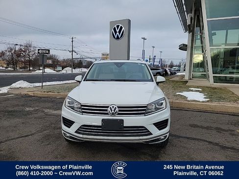 Used 2016 Volkswagen Touareg VR6 image 2