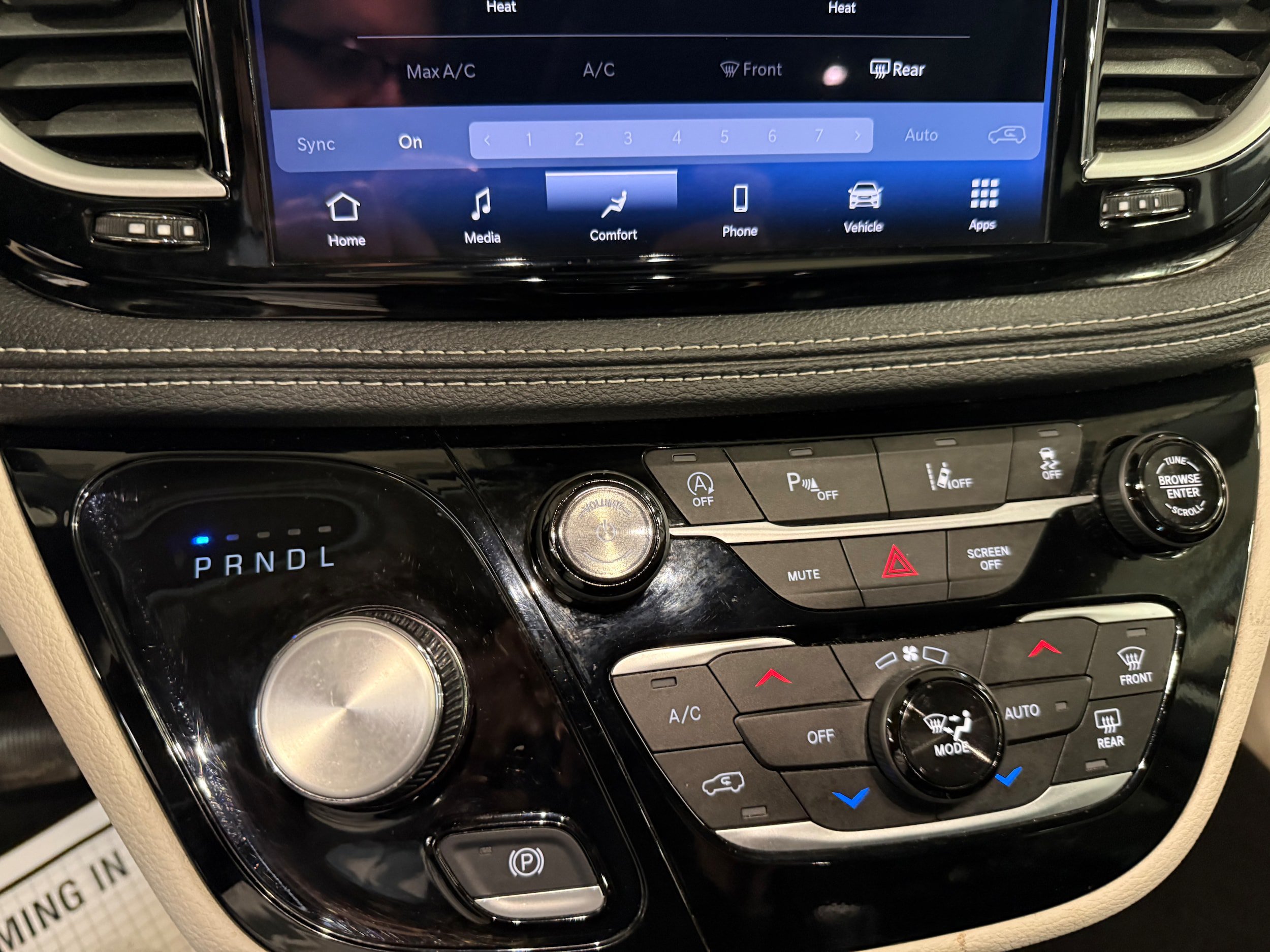 Certified 2024 Chrysler Pacifica Touring-L AWD/4WD image 44