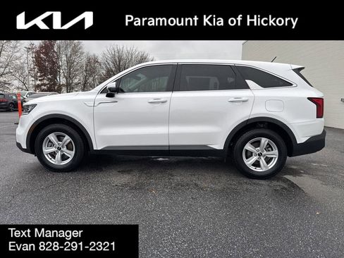 Used 2023 Kia Sorento LX image 4