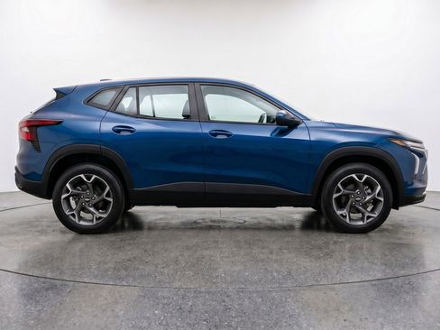 Used 2025 Chevrolet Trax LT w/ LT Convenience Package FWD image 11