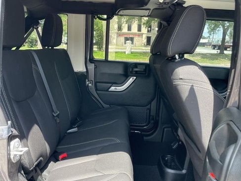Used 2018 Jeep Wrangler Unlimited Sahara w/ Connectivity Group AWD/4WD image 12