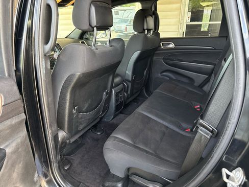 Used 2017 Jeep Grand Cherokee Laredo AWD/4WD image 16