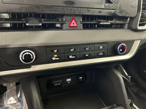 Used 2025 Kia Sportage LX image 9