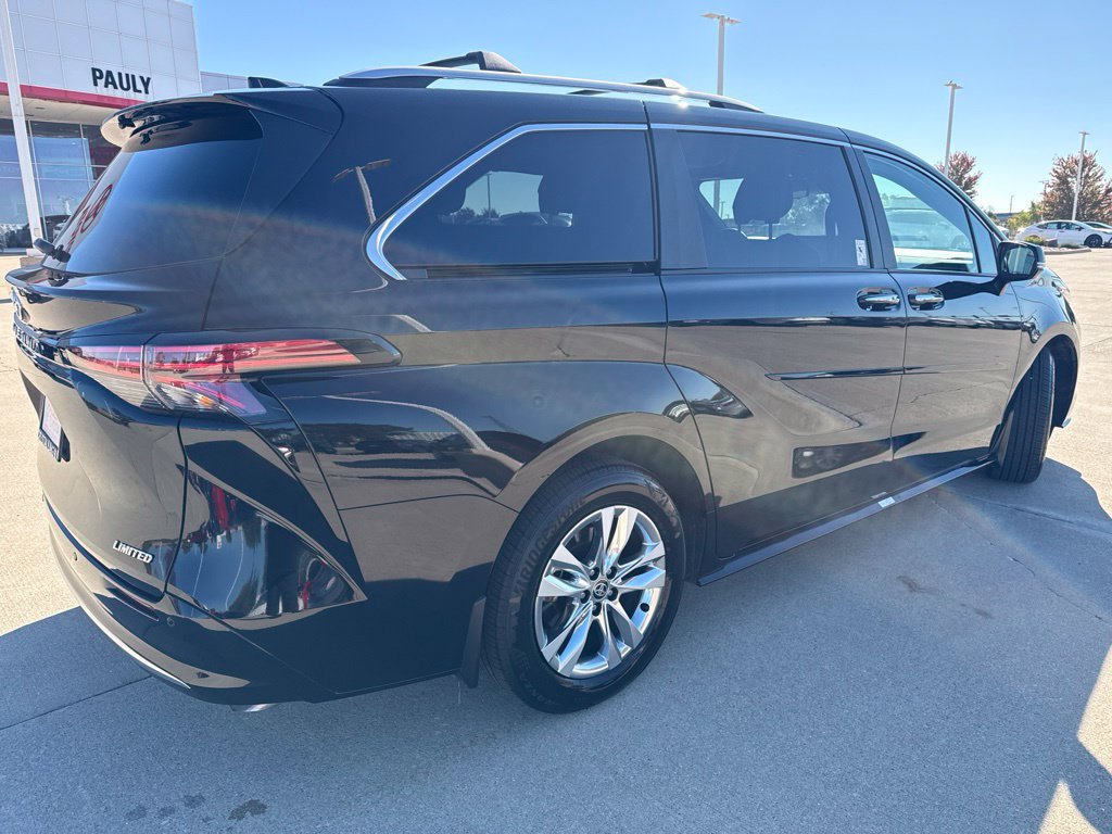 Used 2026 Toyota Sienna Limited AWD/4WD image 3
