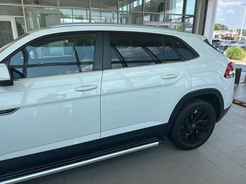 Used 2021 Volkswagen Atlas Cross Sport SE FWD image 3