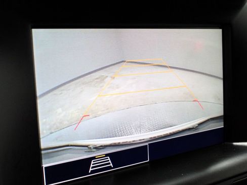Used 2024 GMC Terrain SLE w/ Driver Convenience Package FWD image 2